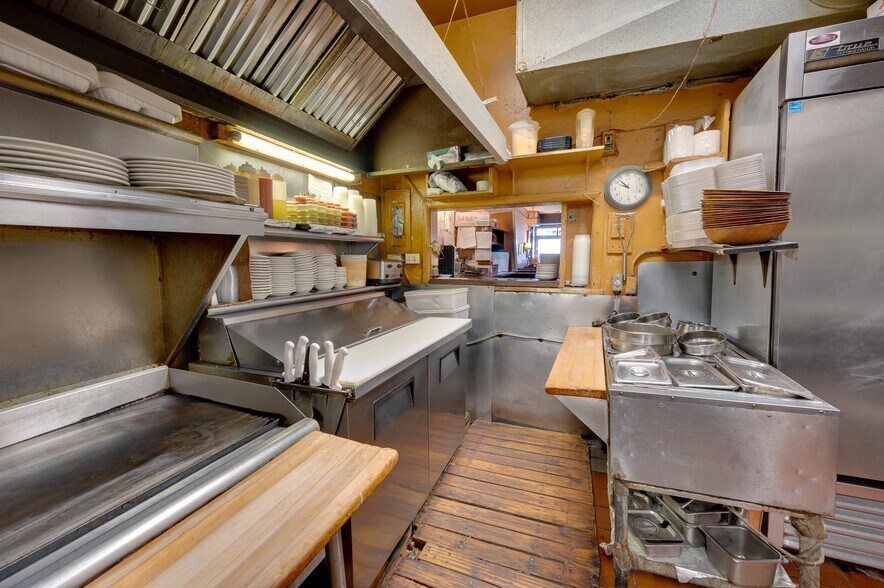More Photos Of 3011 Pine Ave, Niagara Falls Restaurant For Sale