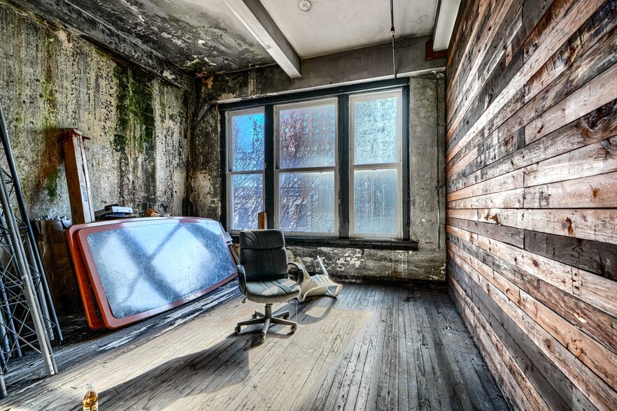 More Photos Of 414-416 E Baltimore St, Baltimore Bar For Sale