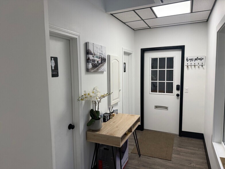 More Photos Of 584 Meadow St, Agawam Medical For Lease