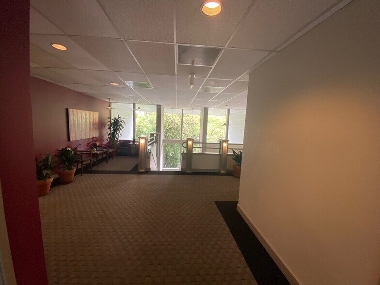 More Photos Of 9311 SE 36th St, Mercer Island Office For Lease