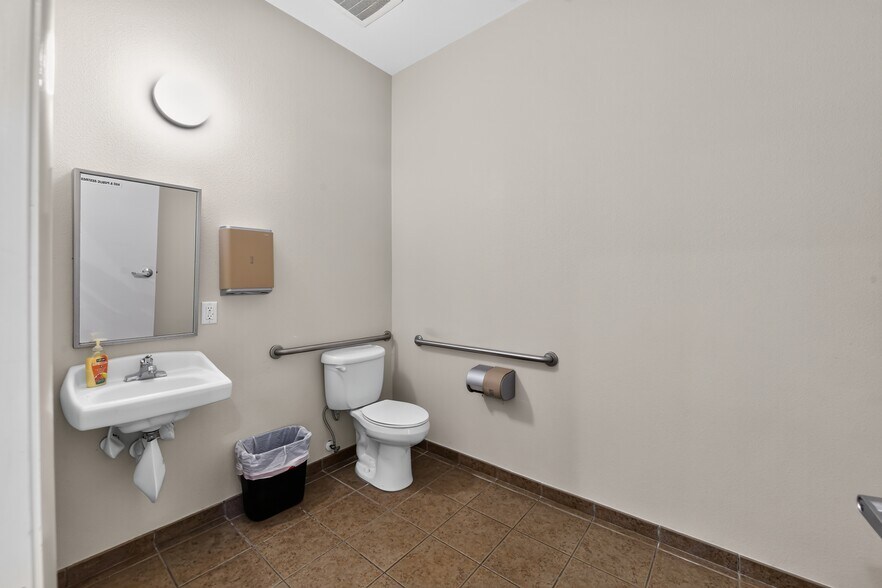 More Photos Of 2555 Pinellas Point Dr S, Saint Petersburg Veterinarian Kennel For Sale