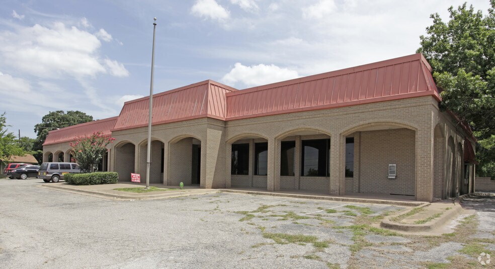 More Photos Of 2521 Oakland Blvd, Fort Worth Office For Sale