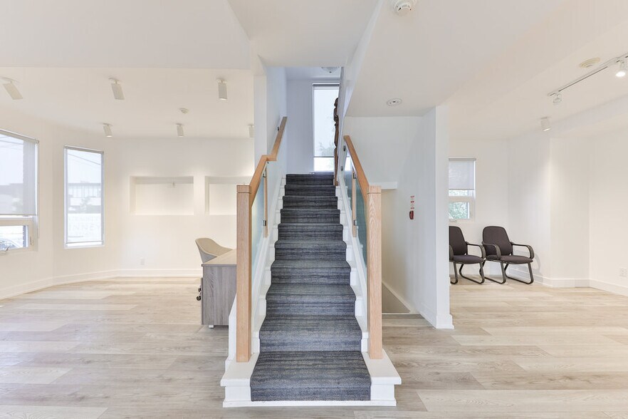 More Photos Of 15 Mississauga Rd S, Mississauga Office For Lease