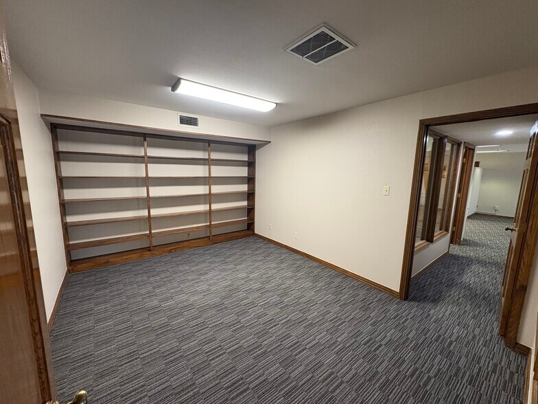 More Photos Of 614 N Travis St, Sherman Office For Lease