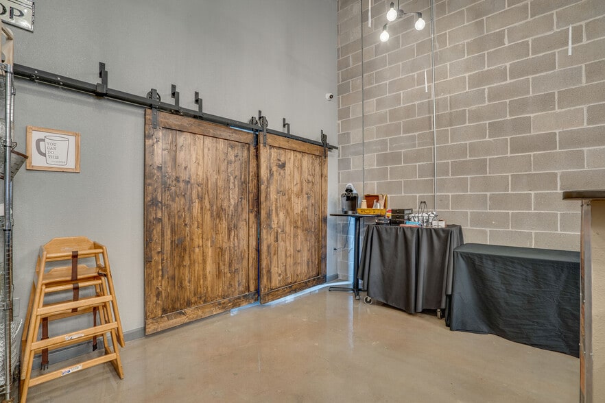 More Photos Of 109-111 S Main St, Irving Restaurant For Sale