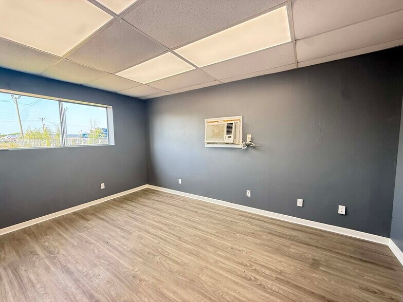 More Photos Of 1812 W D St, La Porte Truck Terminal For Lease