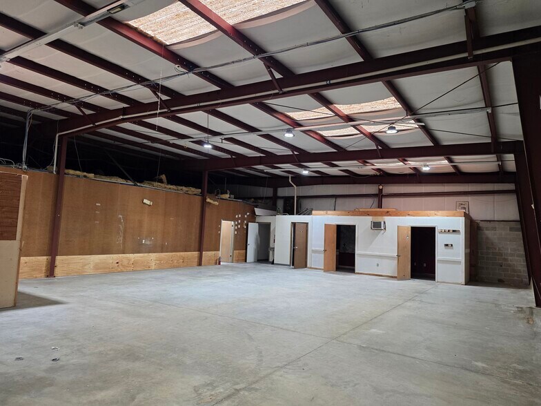 More Photos Of 6800 Edgewater Commerce Pky, Orlando Warehouse For Sale