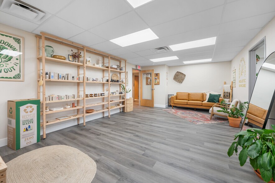 More Photos Of 104-108 W 31st St, Garden City Light Manufacturing For Sale