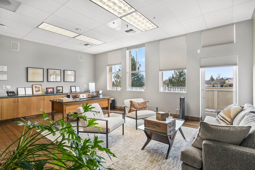 More Photos Of 601 N Larch St, Sisters Research And Development For Sale
