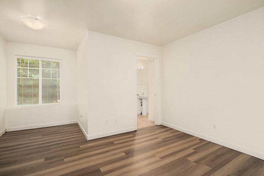 More Photos Of 4218 Pasadena Pl NE, Seattle Apartments For Sale