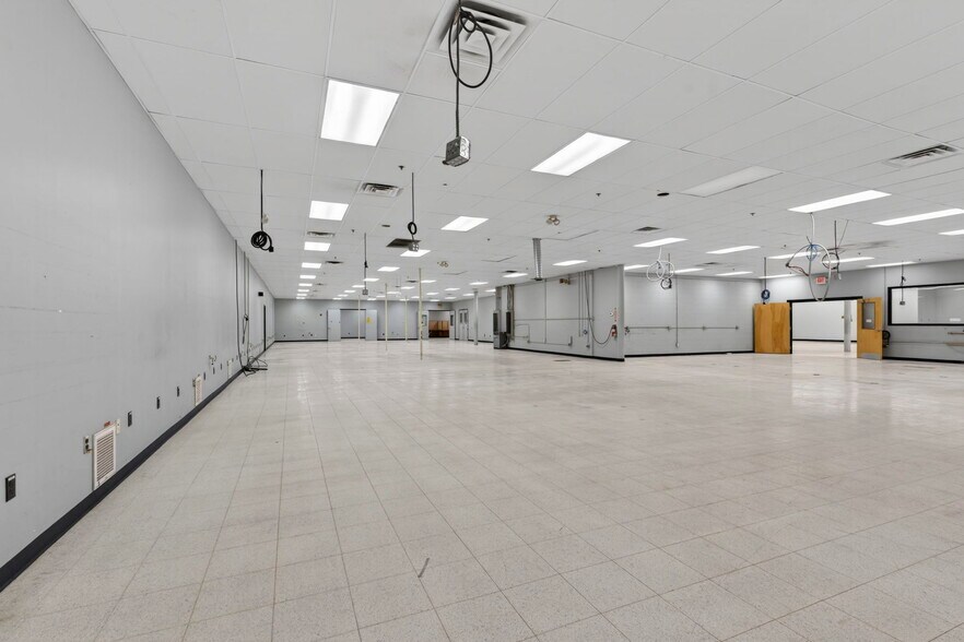More Photos Of 645 Harvey Rd, Manchester Showroom For Lease
