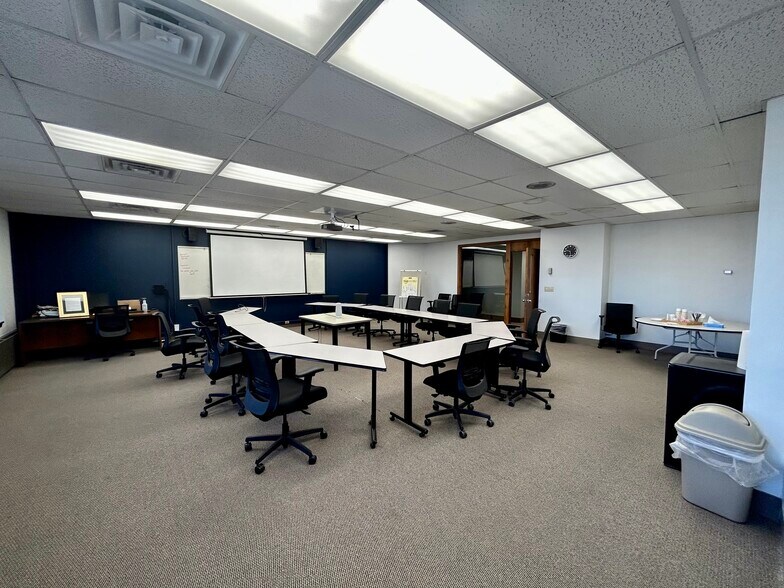 More Photos Of 302 5th St SW, Willmar Office For Sale