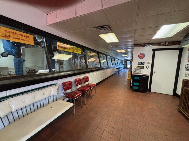 More Photos Of 927 W Columbia St, Springfield Carwash For Sale