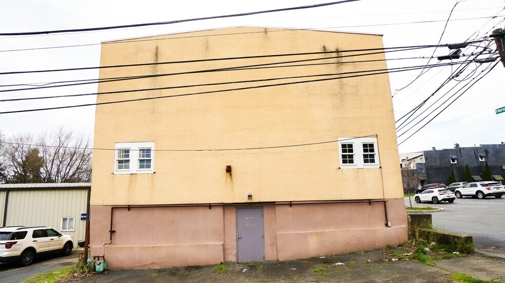 More Photos Of 1031 Price St, Scranton Flex For Sale