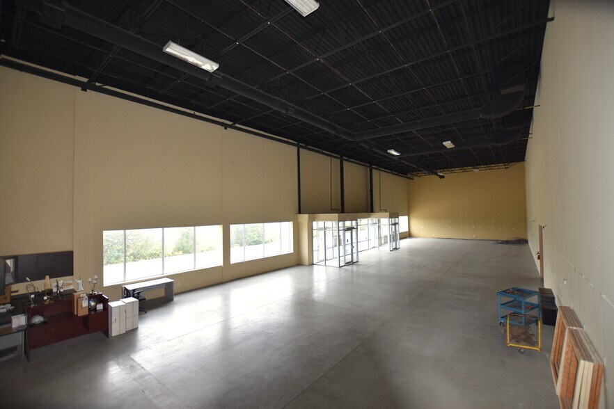 More Photos Of 200 Iber Rd, Ottawa Warehouse For Lease