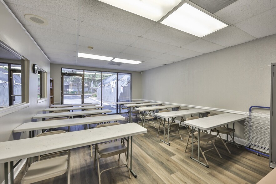 More Photos Of 307 S Parsons Ave, Brandon Storefront For Lease