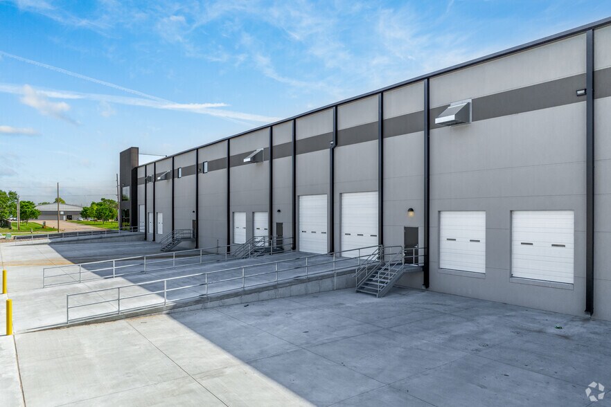 More Photos Of 1217 W MacArthur Rd, Wichita Warehouse For Lease