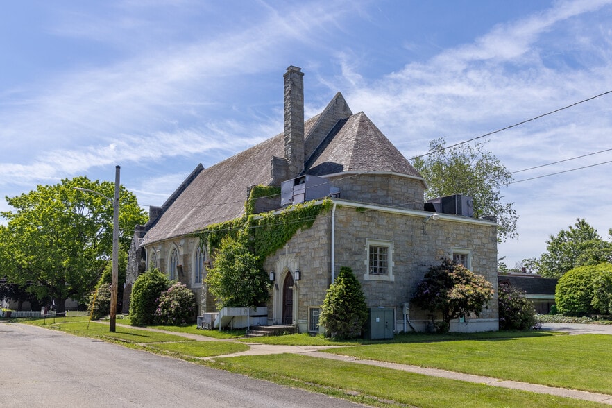 More Photos Of 309 N Broad St, Grove City Religious Facility For Sale