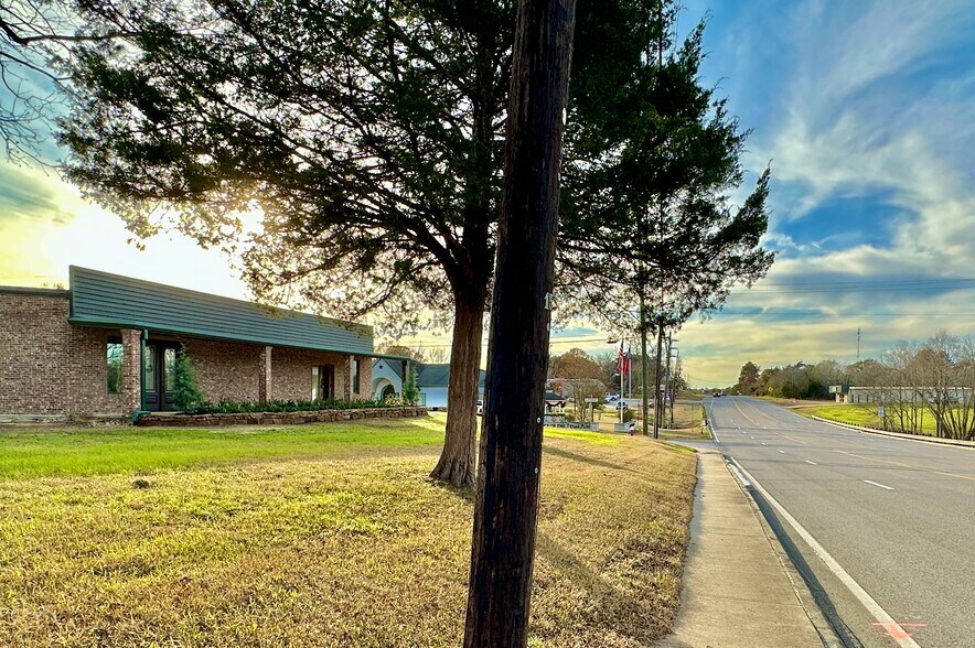 More Photos Of 21499 Eva St, Montgomery Office For Lease