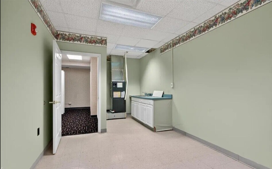 More Photos Of 3111 Normandy Dr, Springfield Office For Sale