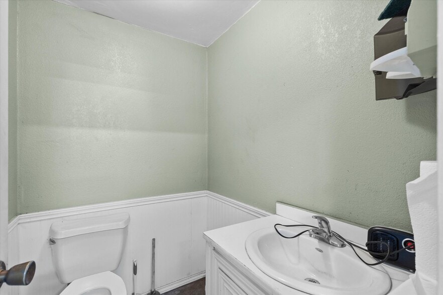 More Photos Of 2305 N Main St, Cleburne Flex For Sale
