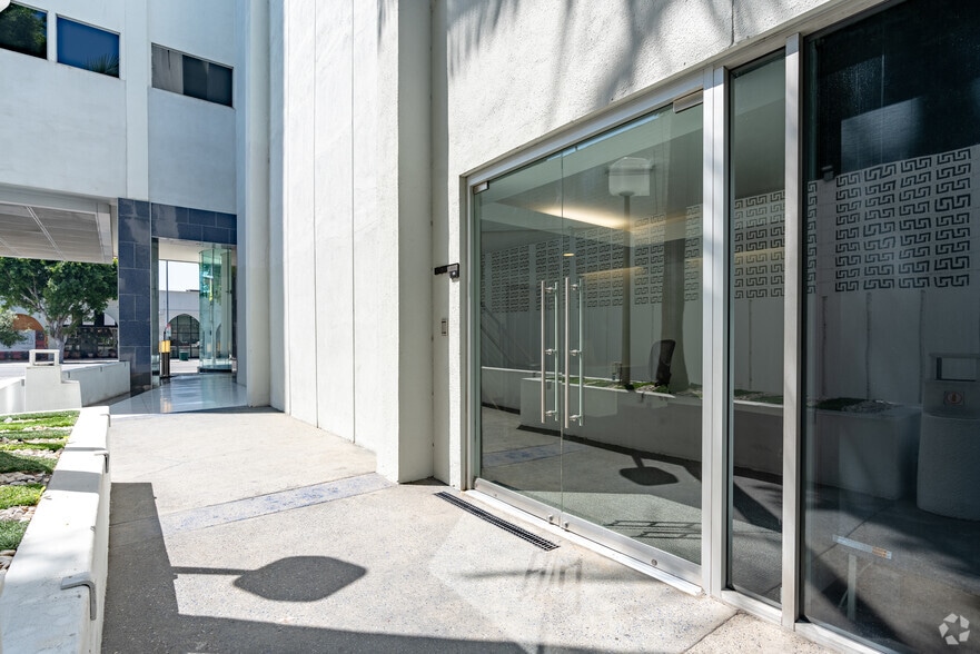 More Photos Of 6565 W Sunset Blvd, Hollywood Office For Lease