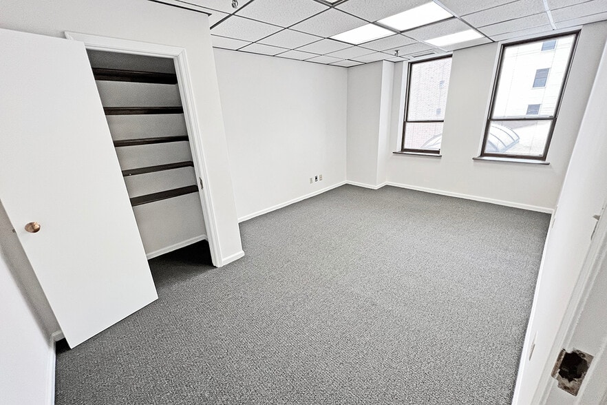 More Photos Of 205 N College Ave, Bloomington Office For Lease