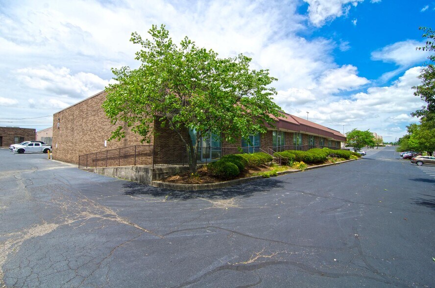 More Photos Of 1525-1555 E New Circle Rd, Lexington Unknown For Lease