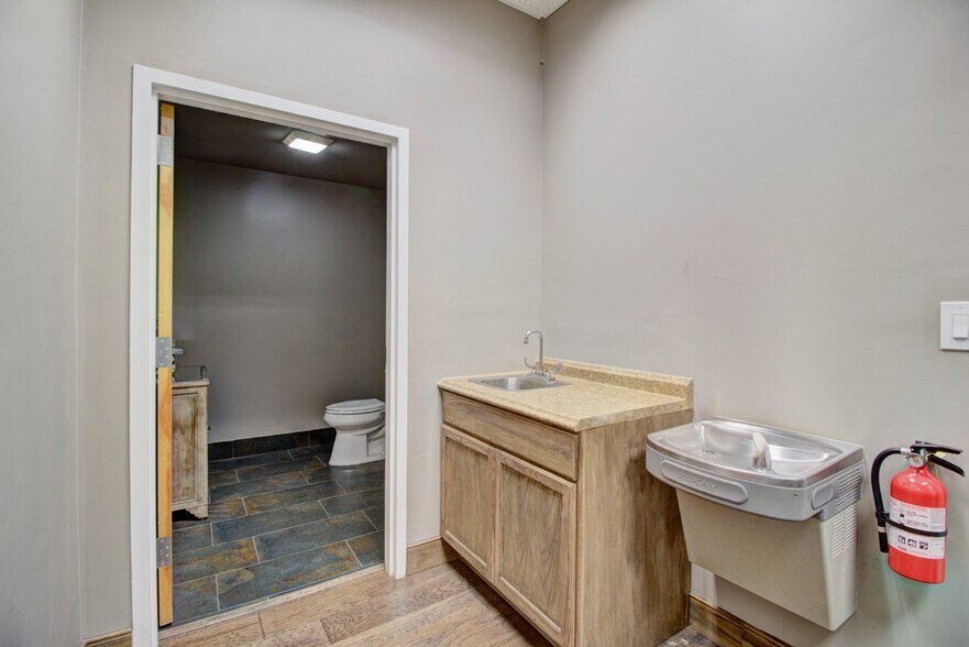 More Photos Of 923 N Loop 1604 E, San Antonio Unknown For Lease