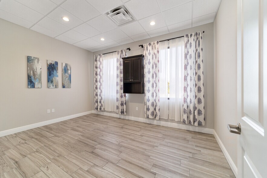 More Photos Of 809 County Road 466, The Villages Medical For Sale