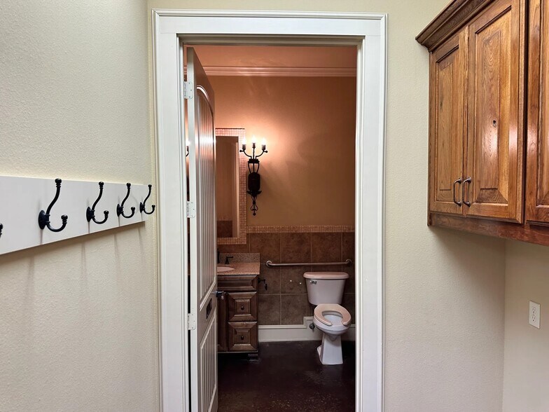 More Photos Of 441 Lone Star Dr, Abilene Office For Sale