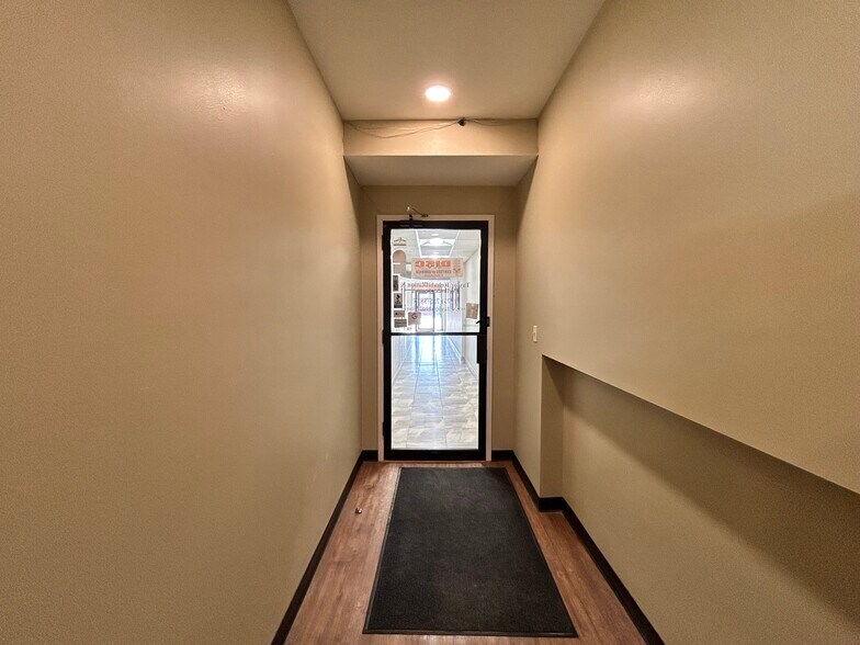 More Photos Of 4956 W Irving Park Rd, Chicago Office For Lease