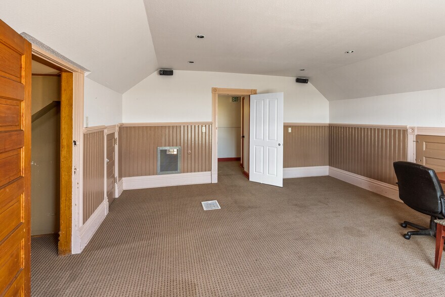 More Photos Of 2711 W College St, Bozeman Restaurant For Sale