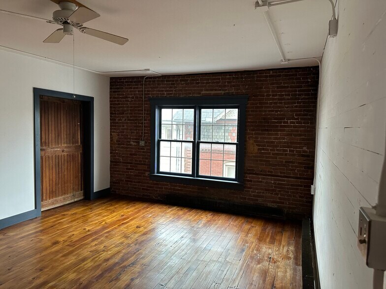 More Photos Of 55 N Cedar St, Lititz Showroom For Lease