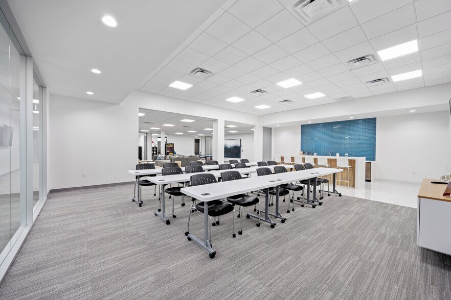 More Photos Of 4500-4540 Beltway Dr, Addison Showroom For Lease