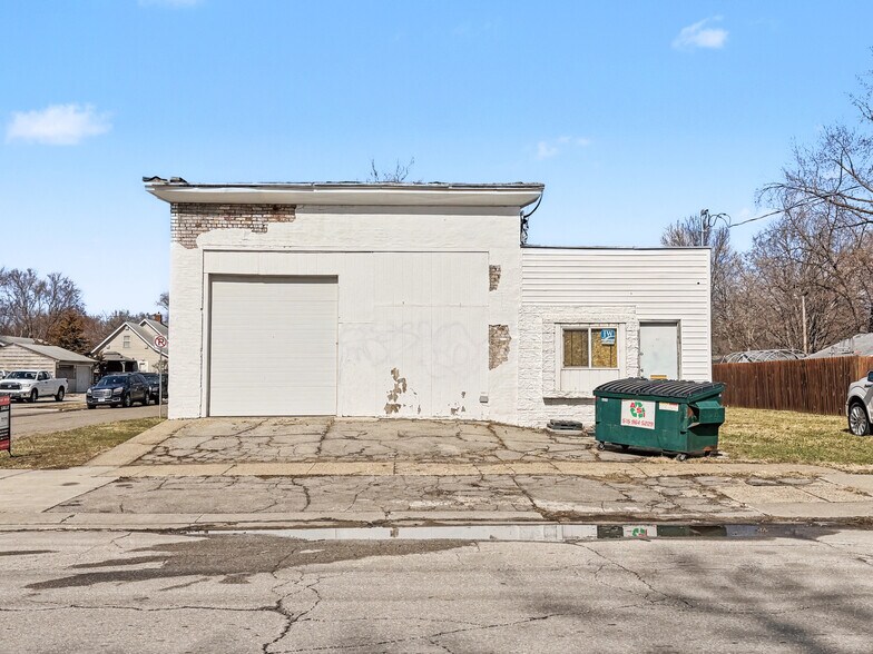 More Photos Of 2400 E Grand Ave, Des Moines Freestanding For Sale