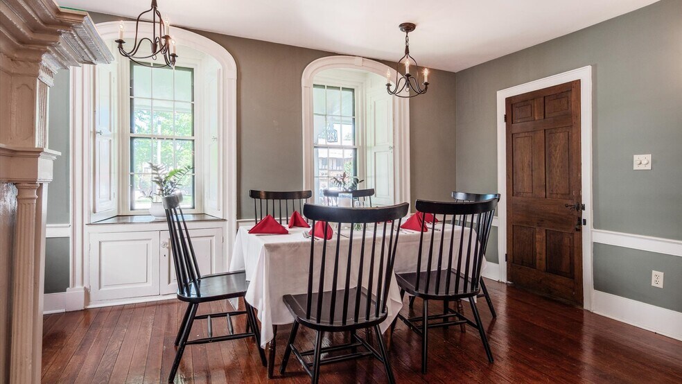 More Photos Of 313 Broadway E, Granville Hotel For Lease