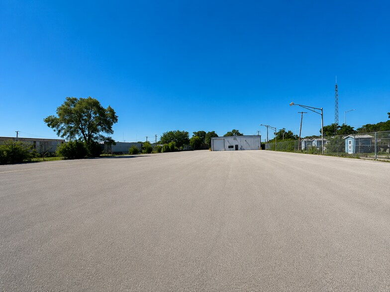 More Photos Of 2626 E 139th St, Burnham Service For Sale