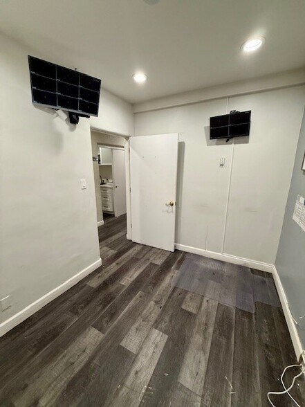 More Photos Of 10730 Riverside Dr, Toluca Lake Medical For Sale