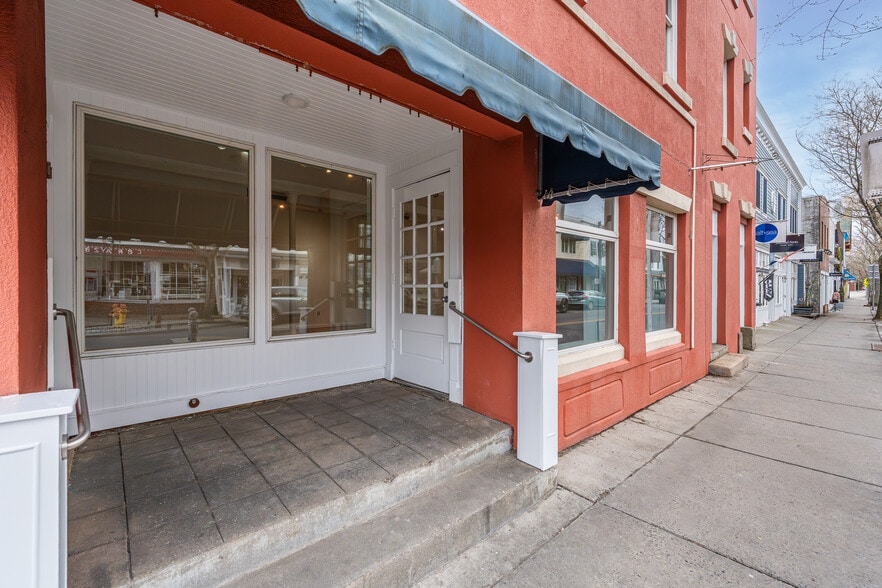 More Photos Of 123 Main St, Greenport Storefront Retail Residential For Lease