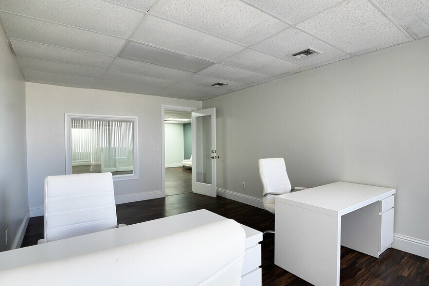 More Photos Of 2826 E Oakland Park Blvd, Fort Lauderdale Office For Sale