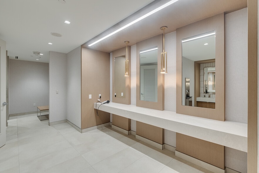 More Photos Of 5949 Sherry Ln, Dallas Office For Sale