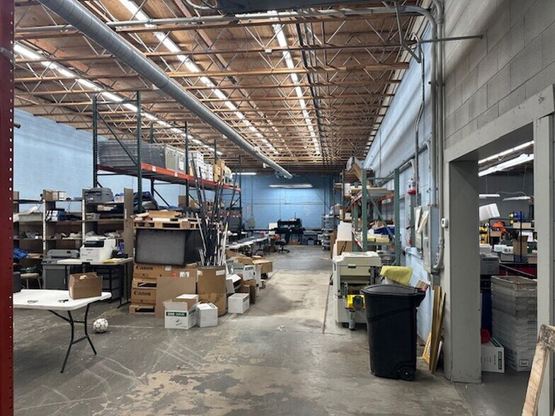 More Photos Of 455-457 S Dartmoor Dr, Crystal Lk, Crystal Lake Warehouse For Sale