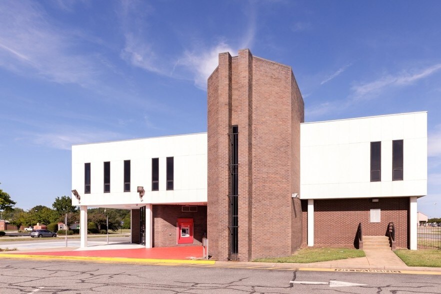 More Photos Of 2030 Coliseum Dr, Hampton Bank For Lease