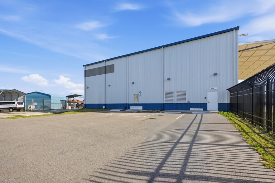 More Photos Of 453 Airport Rd, Greenville Airplane Hangar For Lease