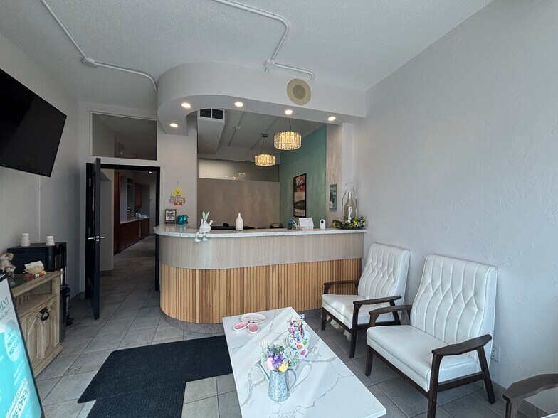 More Photos Of 532-538 College St, Toronto Storefront Retail Residential For Lease