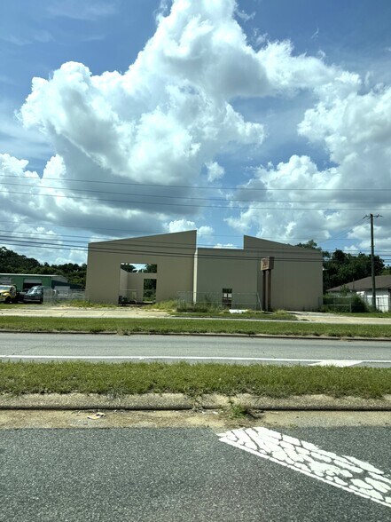 More Photos Of 3814 W Fairfield Dr, Pensacola Service For Sale
