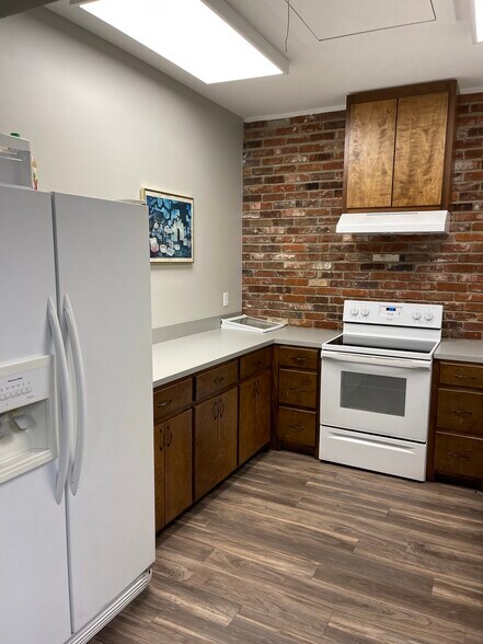 More Photos Of 2032 Wooddale Blvd, Baton Rouge Office For Lease