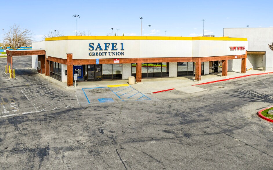 More Photos Of 1048-1072 Kern St, Taft Storefront Retail Office For Sale