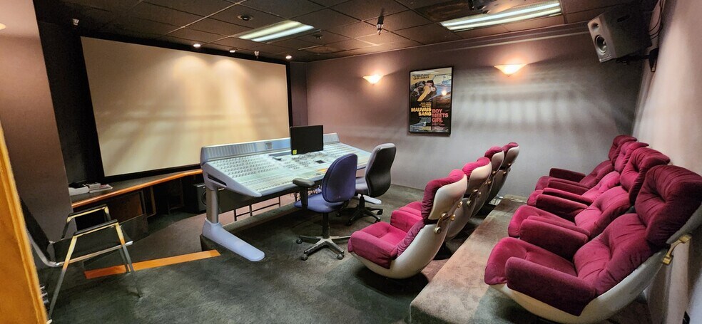 More Photos Of 120 S Victory Blvd, Burbank Loft Creative Space For Lease